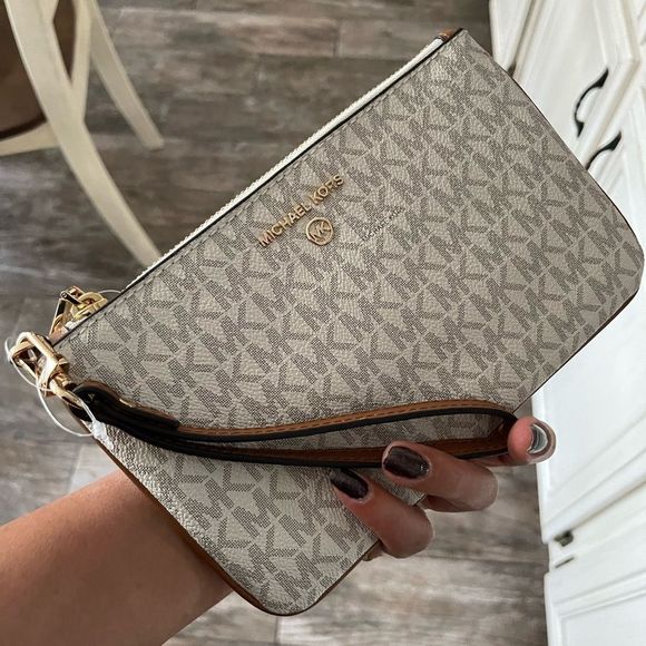 Michael Kors Handbags - New🌸 mk Jet Set Charm Signature Logo Medium Top Zip Wristlet